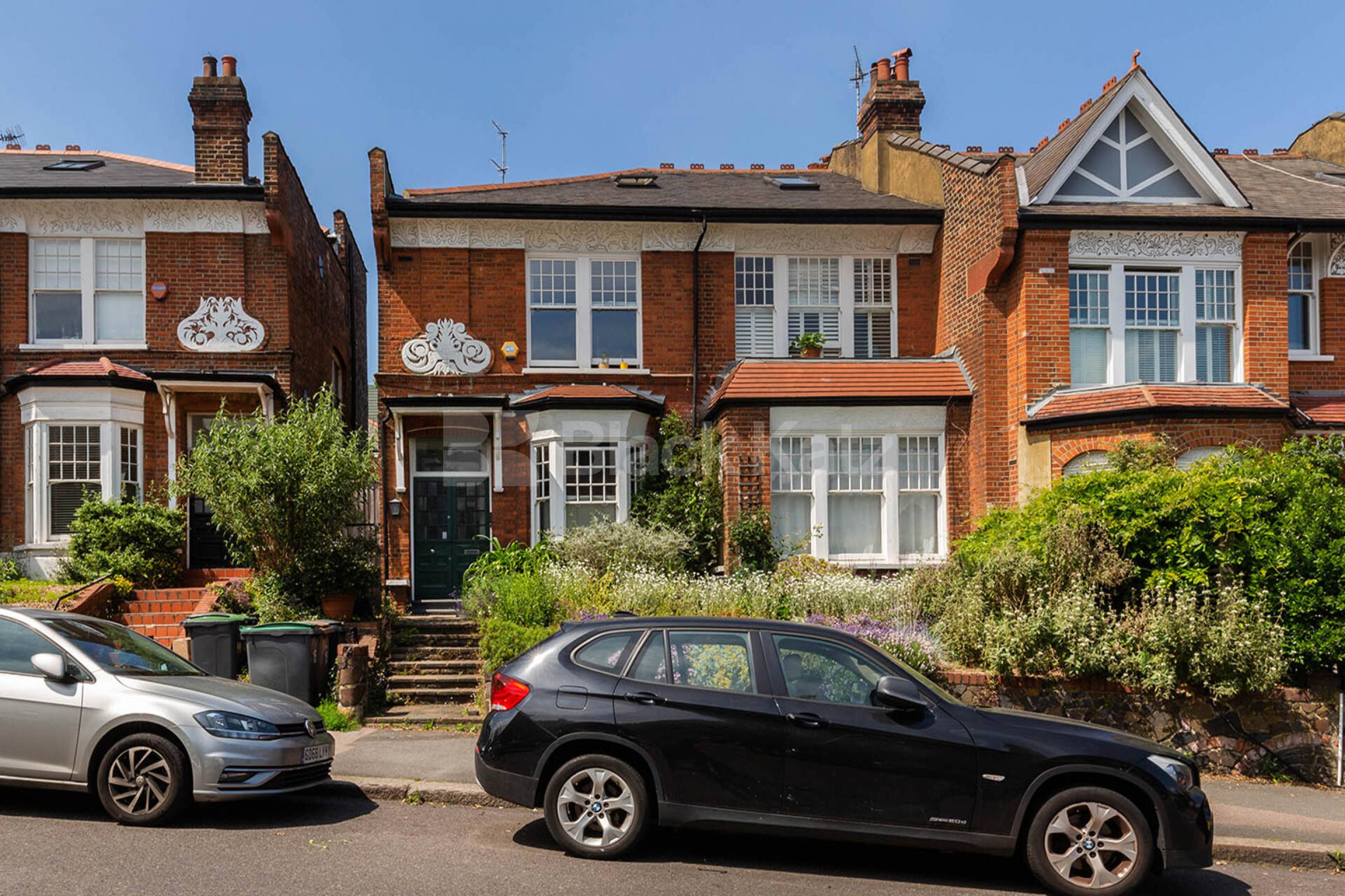 Located on the top floor of a period conversion close to Muswell broadway  Dukes Avenue, Muswell Hill  N10